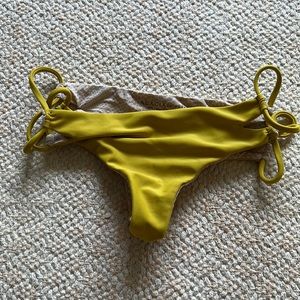 Acacia bottom in mustard size small